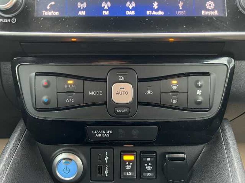 Nissan LEAF 40kWh 150PS LEAF10 OPTION Blau/Schwarz