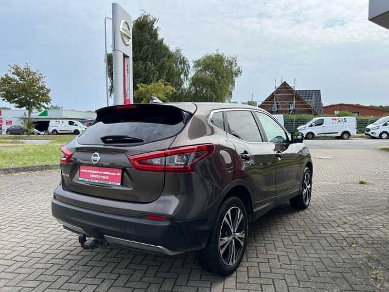 Nissan Qashqai 1.3 DIG-T 6MT 4x2 N-Connecta AHK